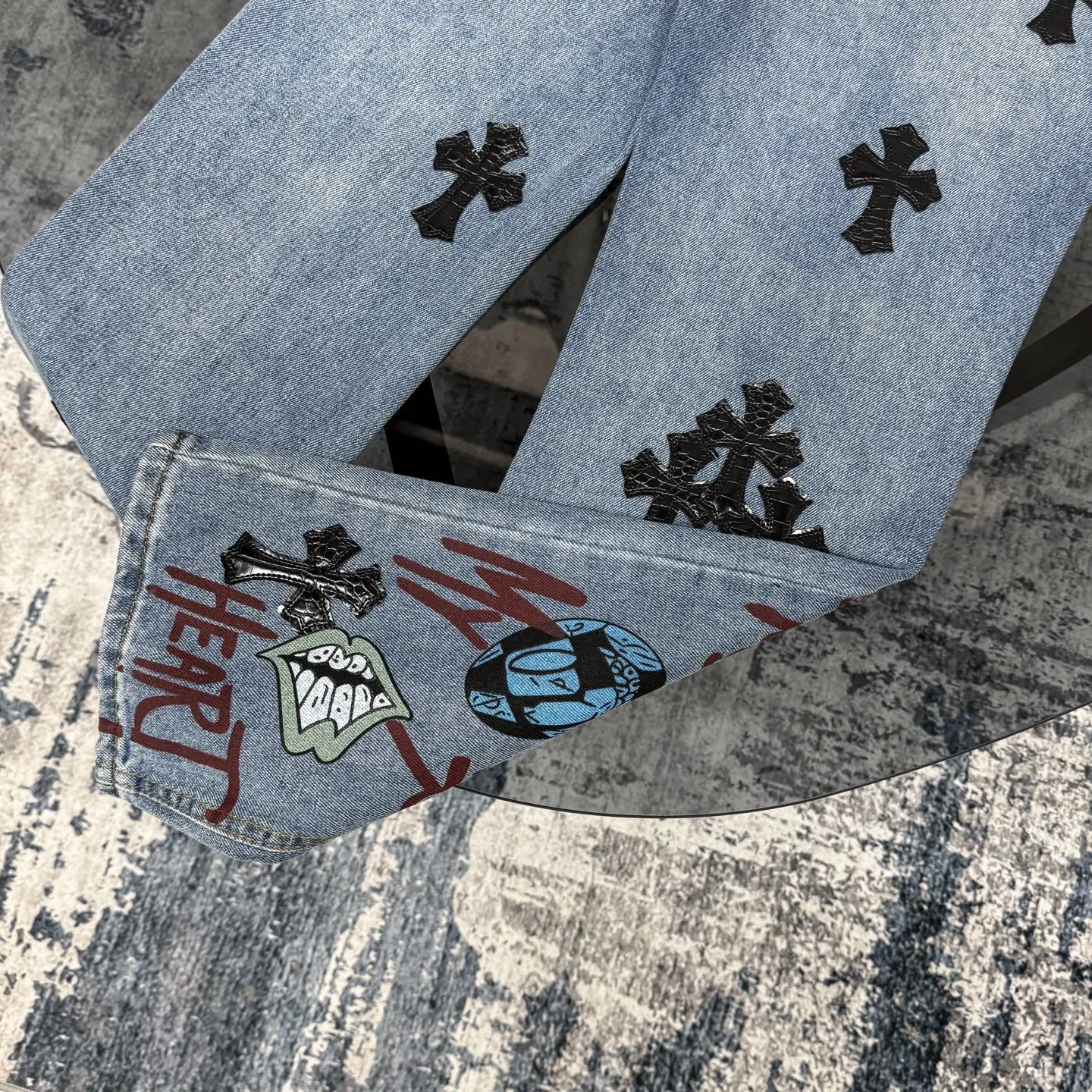 P240 Chrome hearts print stitching black leather classic washed jeans. Really restores the ultimate vintage texture. Three-dimensional version. Loose and comfortable, not picky on the figure. Looks taller and slimmer. Factory precision. Original factory quality control. Same style for men and women. Can be matched with couples. Versatile recommendation. Must-have jeans for all seasons. Fashionistas have been disappointed. From the quality selection of fabrics, the tailoring of details, and the matching of patterns, they are all impeccable! The upper body is so handsome when worn...it can be easily worn by men, women and children! The craftsmanship is made of heavy-duty washed pure cotton denim fabric. After washing, it is soft and thick. It is very stylish when worn on the body. Color: blue Size: 28 30 32 34 36